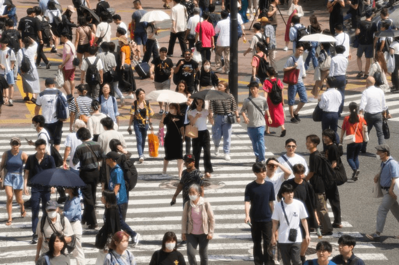 2023年6月29日，人們在日本東京澀谷街頭行走